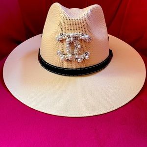Fedora with broche